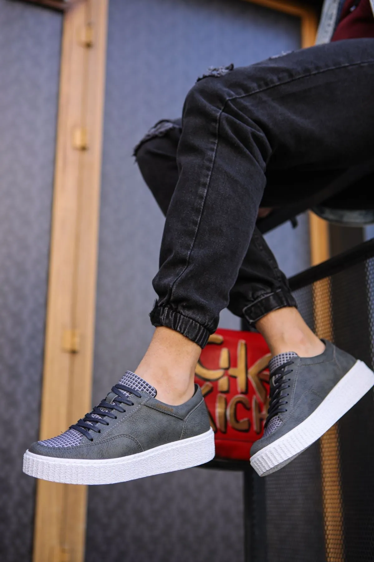 Gray Sneaker CH017